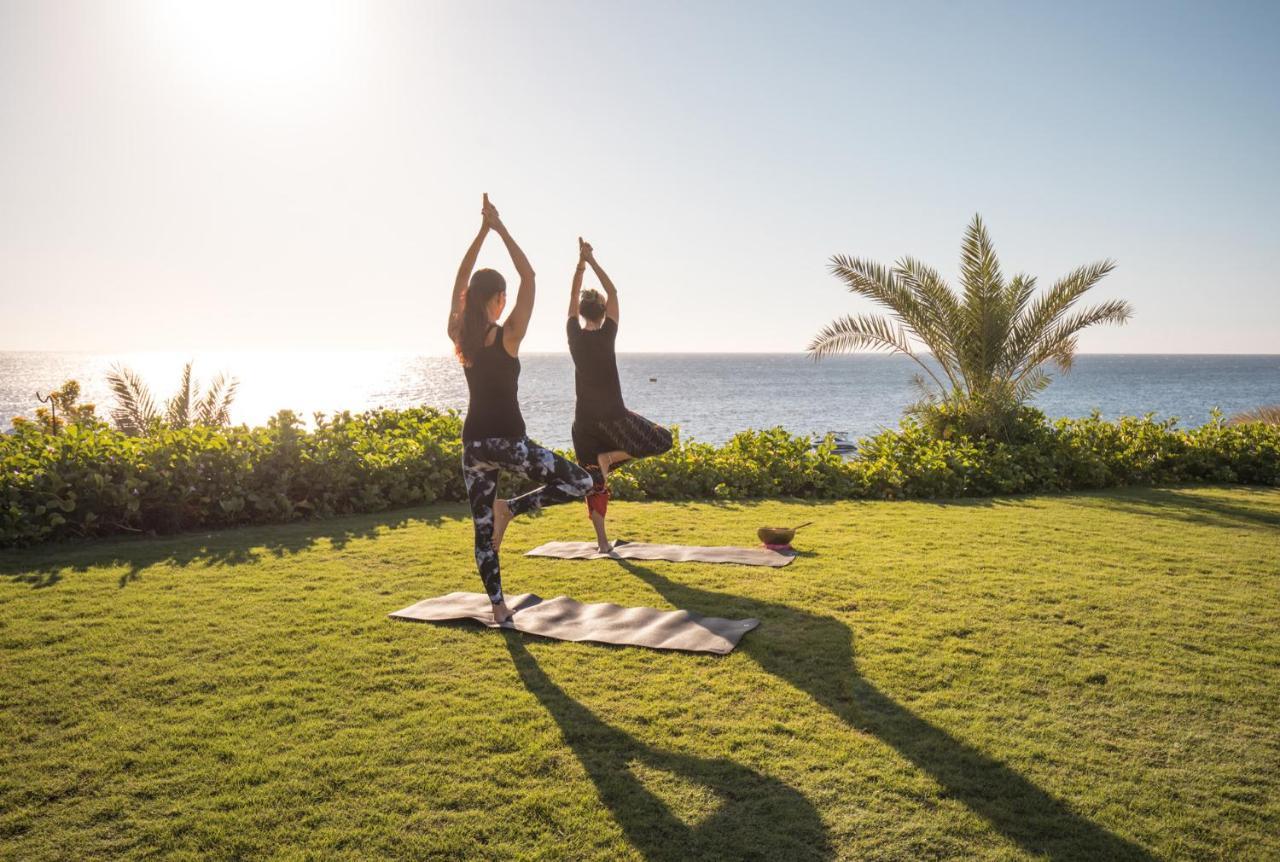 Four Seasons Resort Sharm El Sheikh Exterior foto Two women practicing yoga